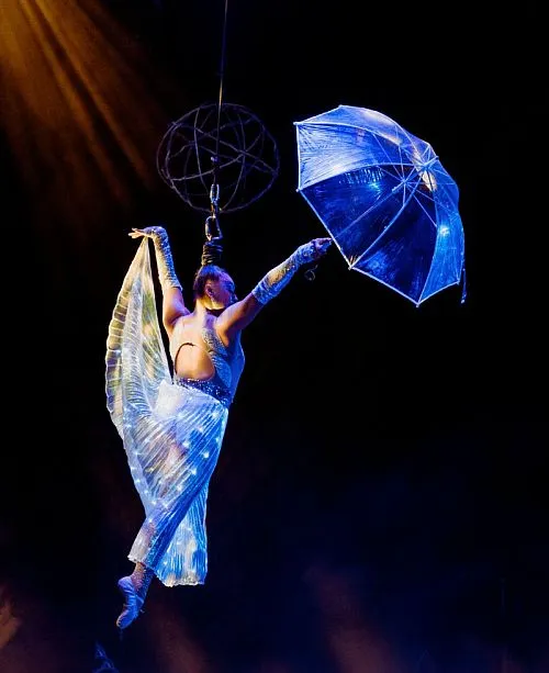 Aerealista increíble en todo lo alto del circo colgandose solamente por su cabellera