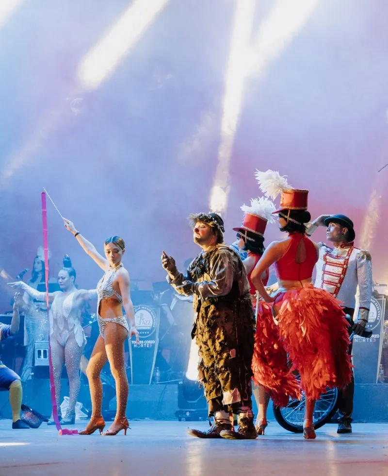 Payaso vagabundo bailarinas y artistas de El Cirdo de la Ultima Estrella