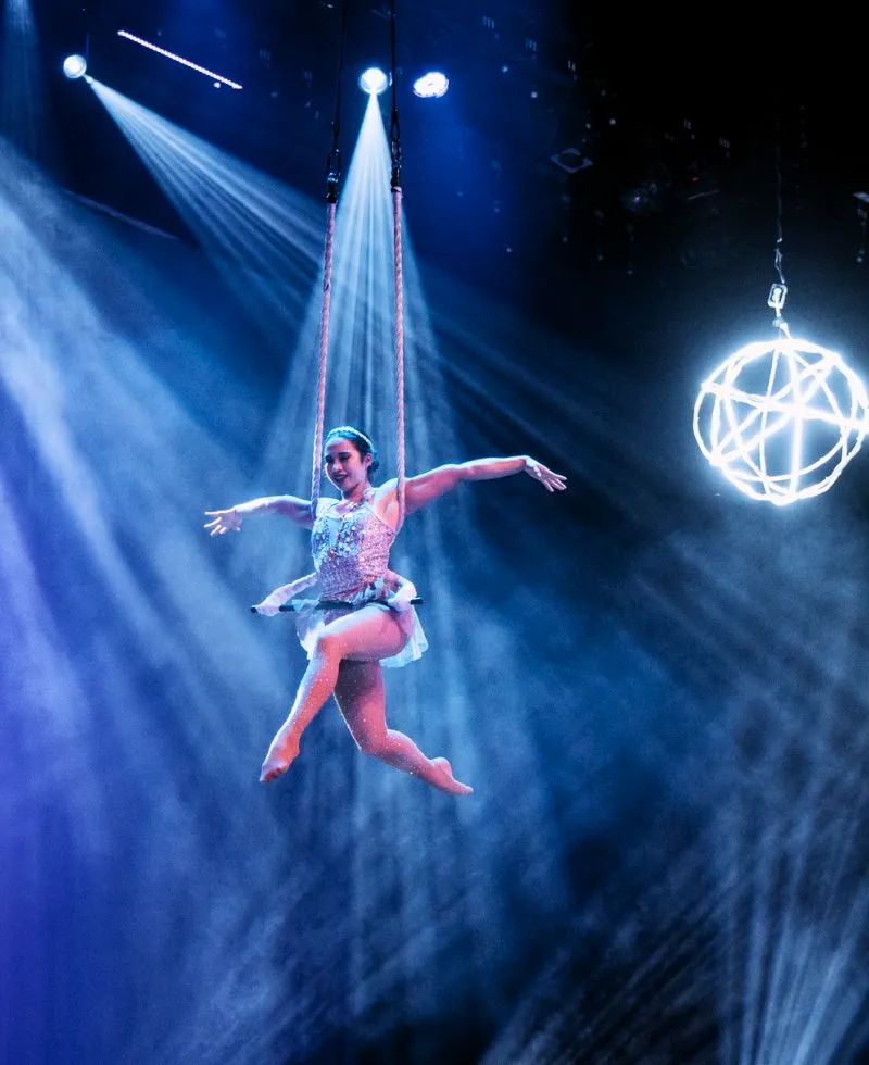 Trapecista volando en el trapecio